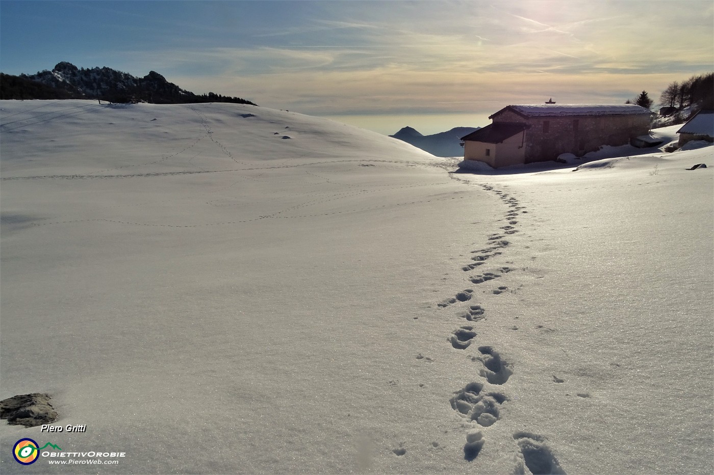 62 Rientriamo alla Baita Sura baciati dal sole.JPG